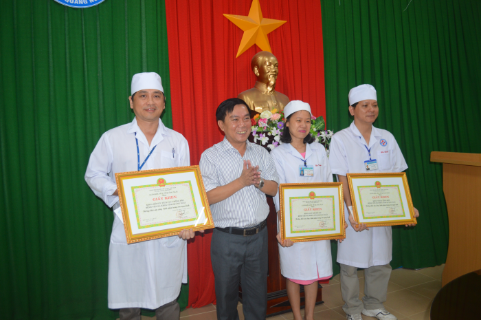 Khen thưởng đột xuất cho tập thể y bác sĩ cứu sống người bệnh