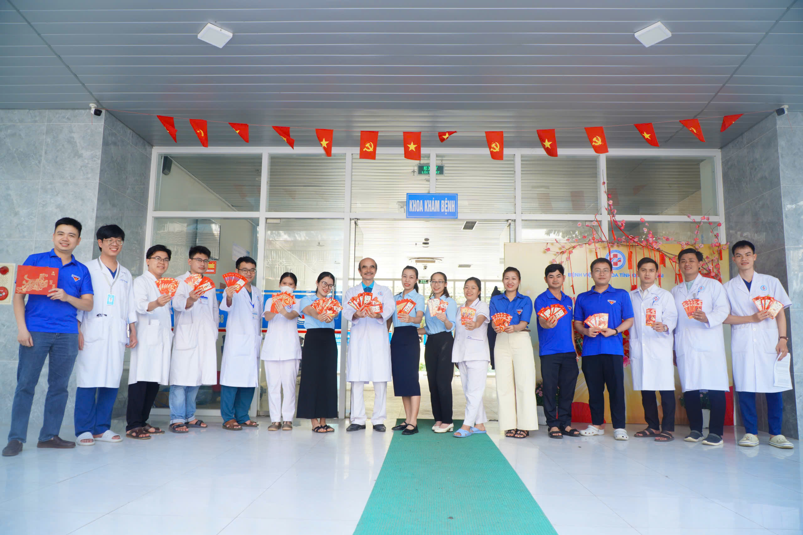 GIÁM ĐỐC VÀ ĐOÀN THANH NIÊN TRAO QUÀ TẾT CHO BỆNH NHÂN Ở LẠI ĐIỀU TRỊ TẠI BỆNH VIỆN