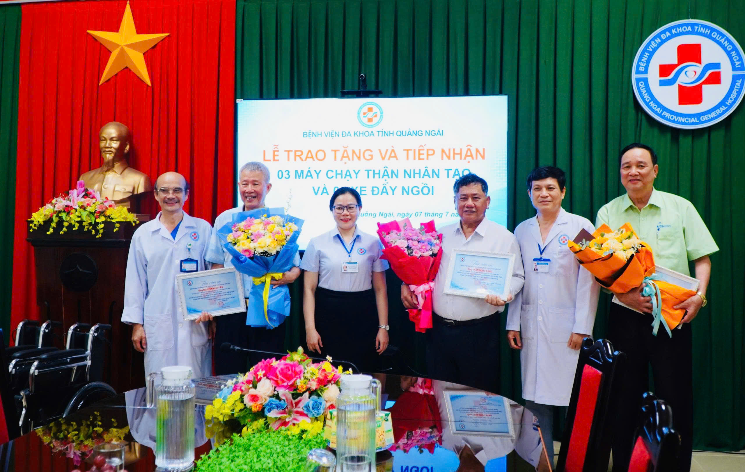 LỄ TRAO TẶNG VÀ TIẾP NHẬN 03 MÁY CHẠY THẬN NHÂN TẠO, 04 XE ĐẨY NGỒI TẠI BỆNH VIỆN ĐA KHOA TỈNH QUẢNG NGÃI