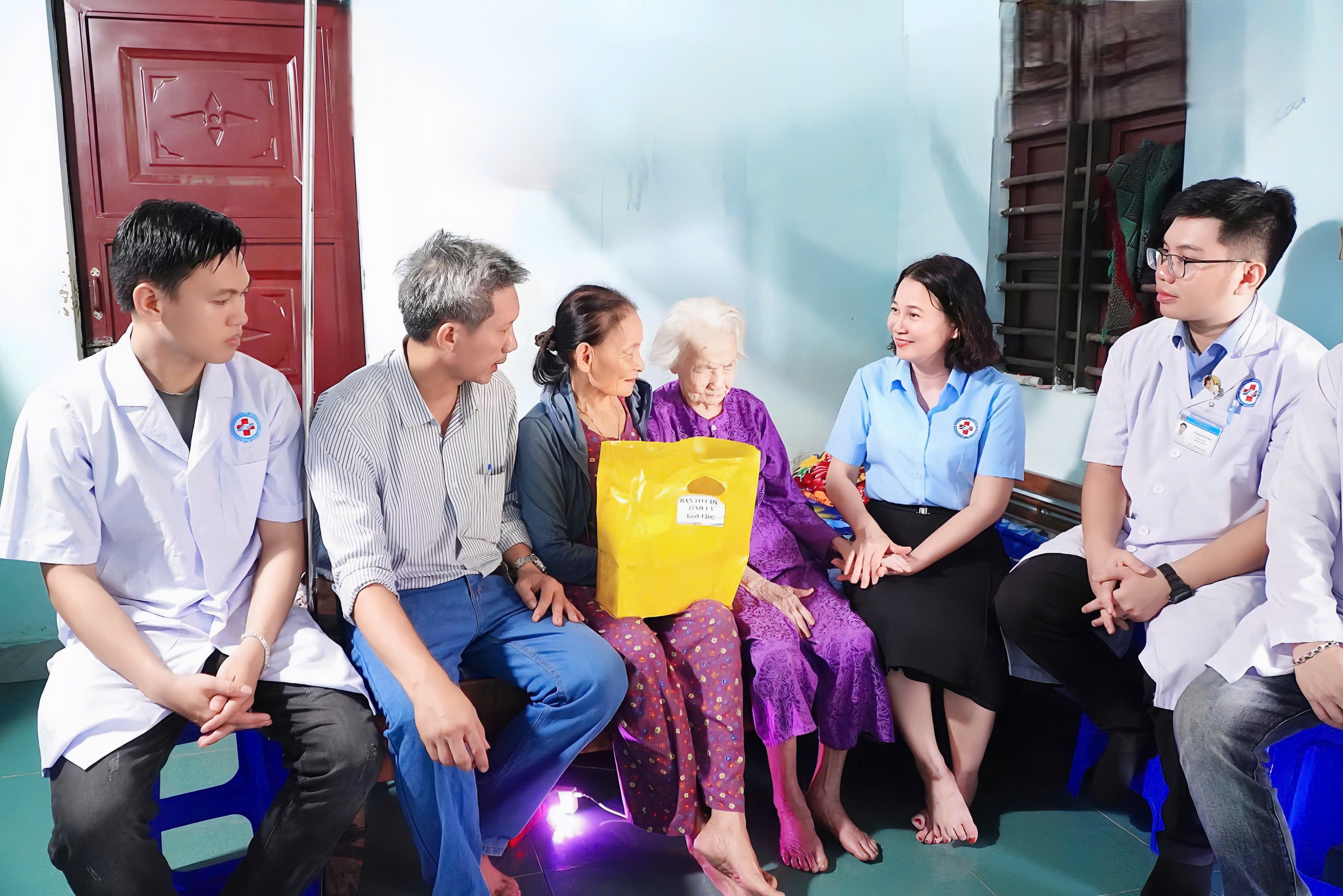 KHÁM, KIỂM TRA SỨC KHỎE ĐỊNH KỲ TẠI NƠI Ở CHO BÀ MẸ VIỆT NAM ANH HÙNG, CÁN BỘ TIỀN KHỞI NGHĨA VÀ ANH HÙNG LỰC LƯỢNG VŨ TRANG NHÂN DÂN